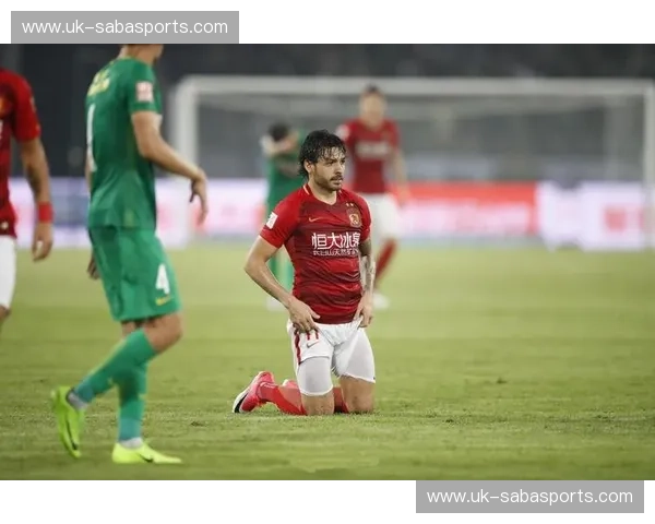 巅峰对决：鲁能vs恒大，那一抹划破长空的红蓝之争与绿茵豪情